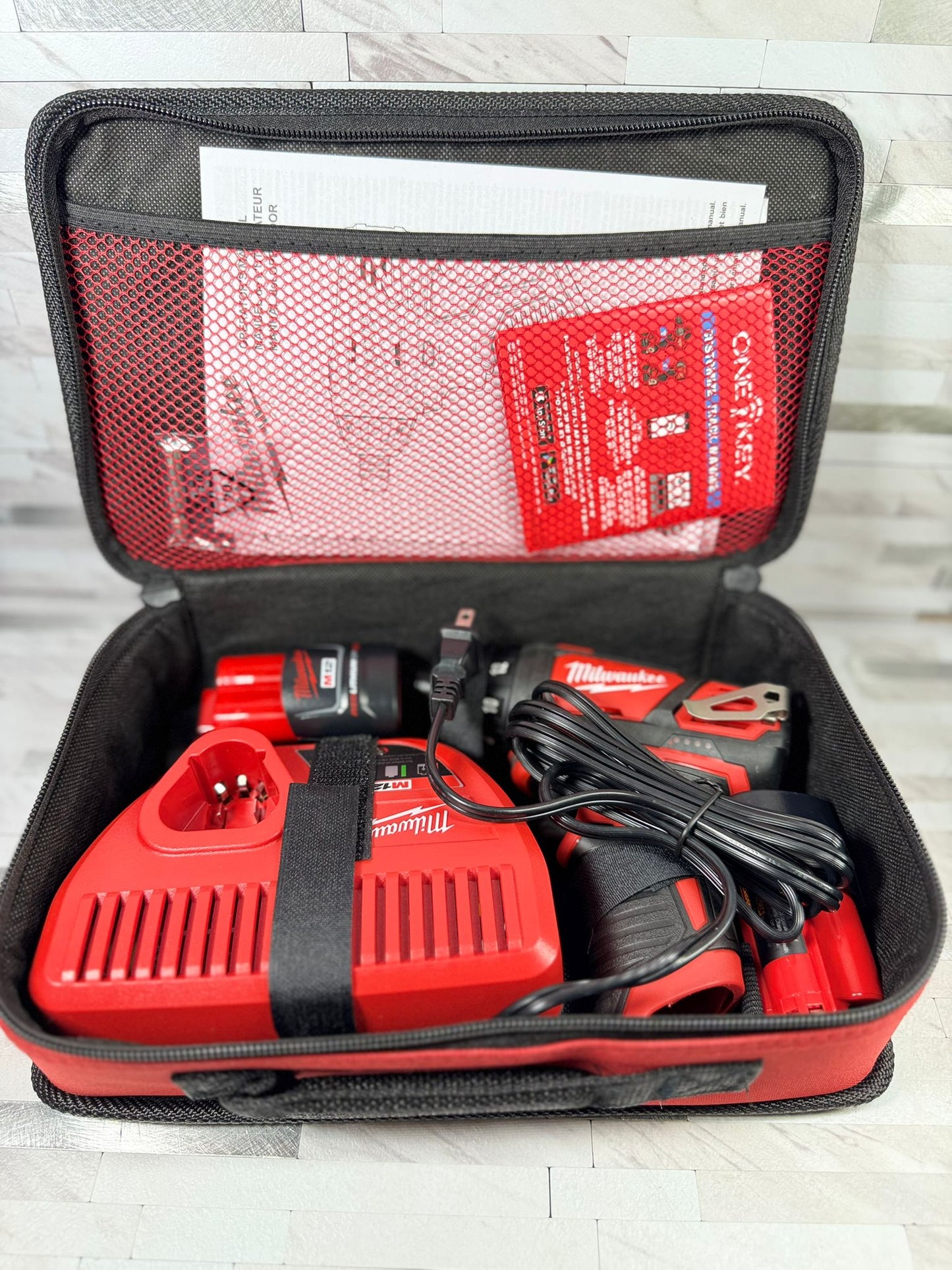 Milwaukee M12 12V Lithium-Ion Cordless 1/4 in. Hex Screwdriver Kit with Two 1.5Ah Batteries, Charger and Tool Bag