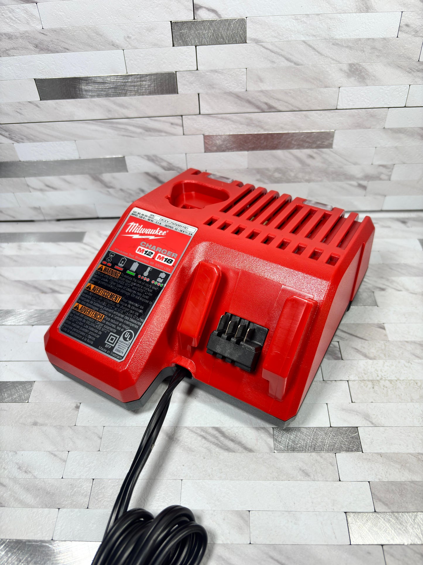 Milwaukee M12 and M18 12-Volt/18-Volt Lithium-Ion Multi-Voltage Battery Charger
