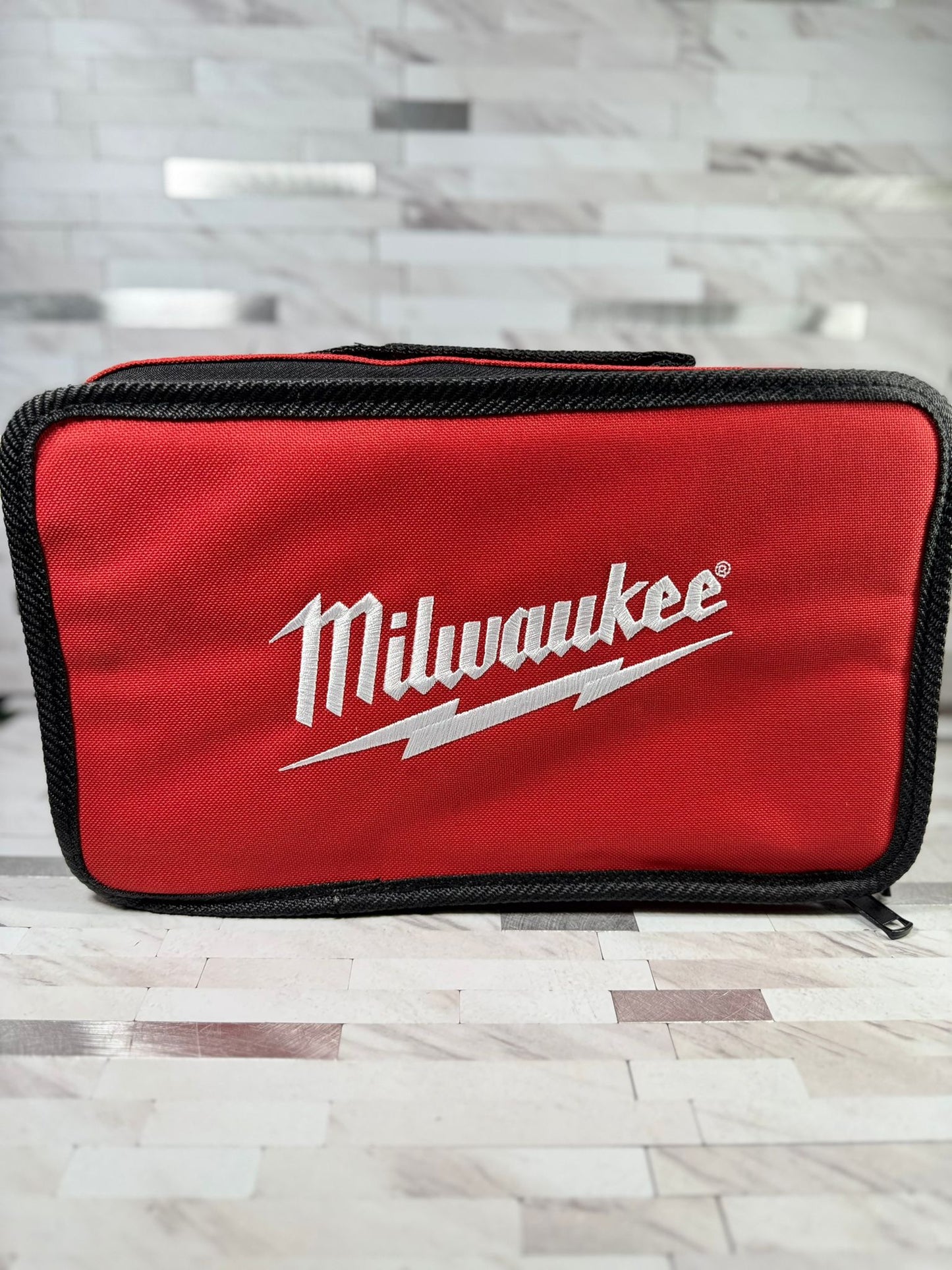 Milwaukee M12 12V Lithium-Ion Cordless 1/4 in. Hex Screwdriver Kit with Two 1.5Ah Batteries, Charger and Tool Bag