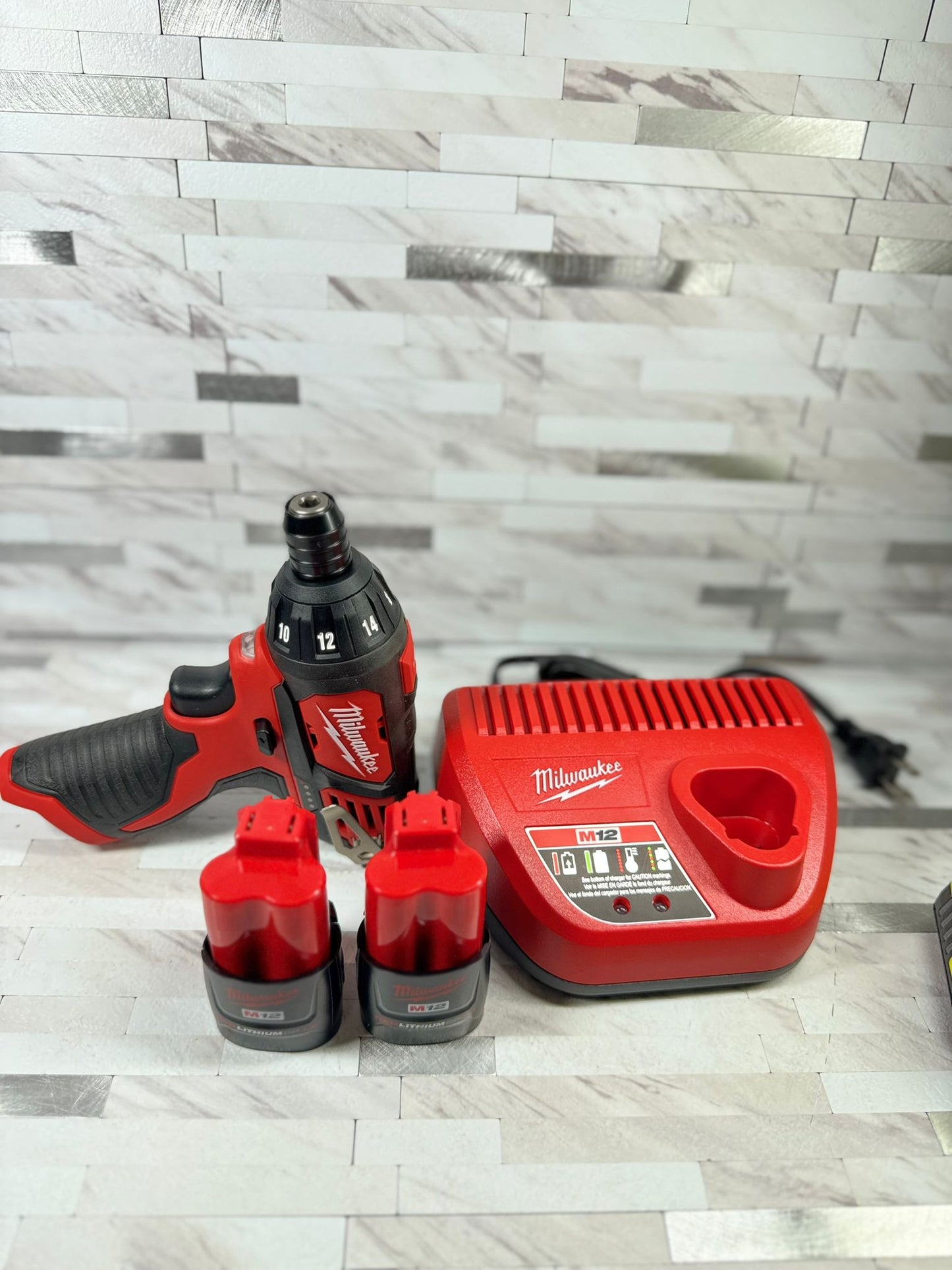 Milwaukee M12 12V Lithium-Ion Cordless 1/4 in. Hex Screwdriver Kit with Two 1.5Ah Batteries, Charger and Tool Bag