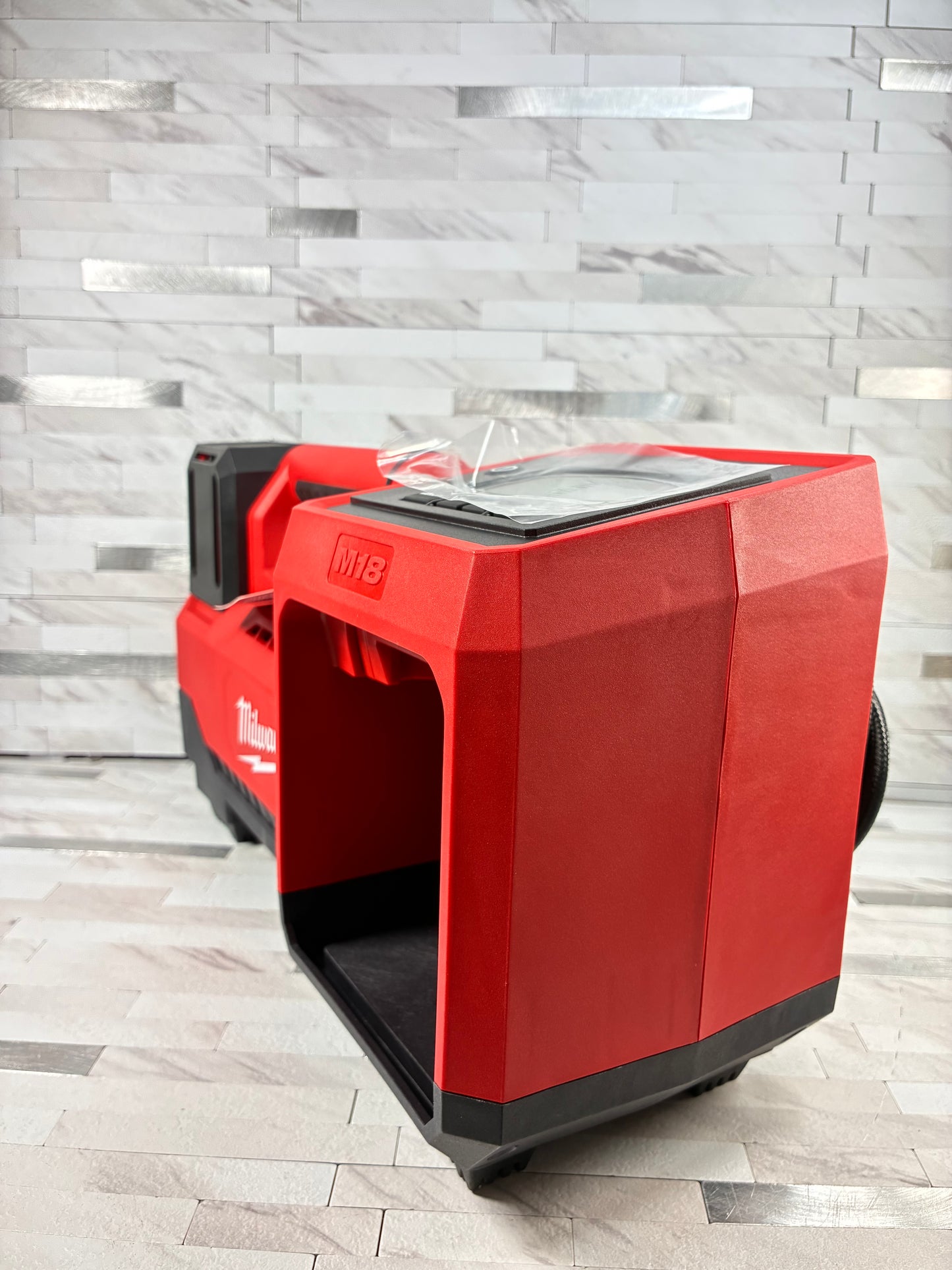 Milwaukee M18 18-Volt Lithium-Ion Cordless Electric Portable Inflator (Tool-Only)