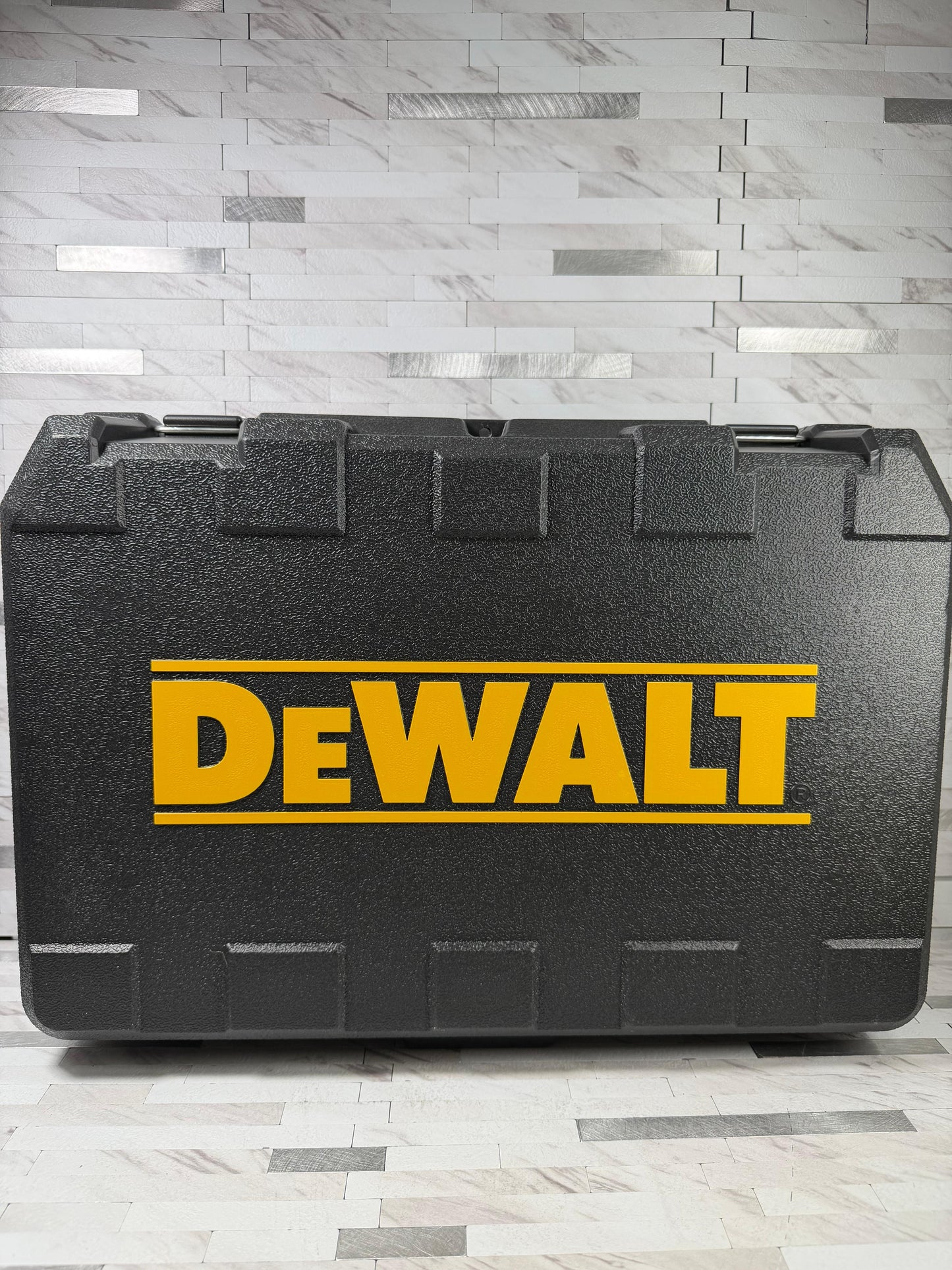 Dewalt 12V MAX Lithium-Ion 100 ft. Green Self-Leveling 3-Beam 360 Degree Laser Level with 2.0Ah Battery, Charger and Case
