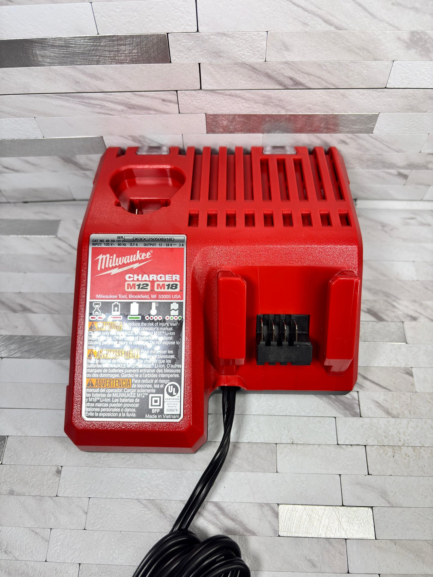 Milwaukee M12 and M18 12-Volt/18-Volt Lithium-Ion Multi-Voltage Battery Charger