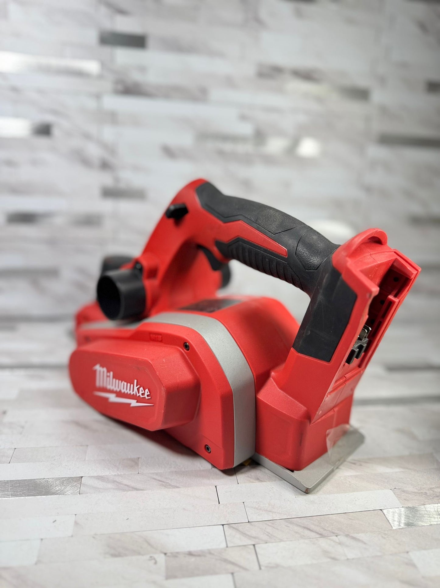 Milwaukee M18 18V Lithium-Ion Cordless 3-1/4 in. Planer (Tool-Only) READ DESCRIPTION
