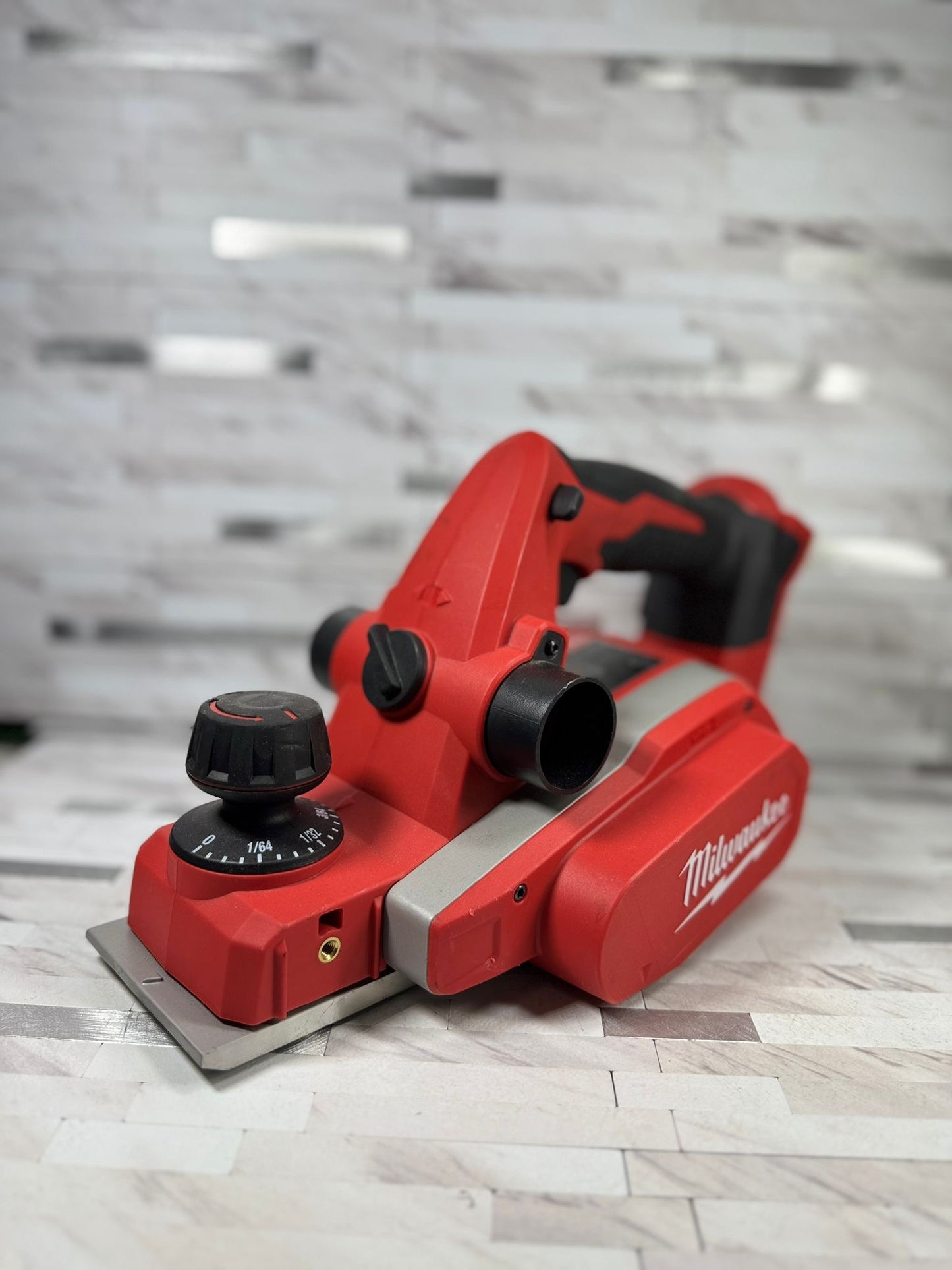 Milwaukee M18 18V Lithium-Ion Cordless 3-1/4 in. Planer (Tool-Only) READ DESCRIPTION