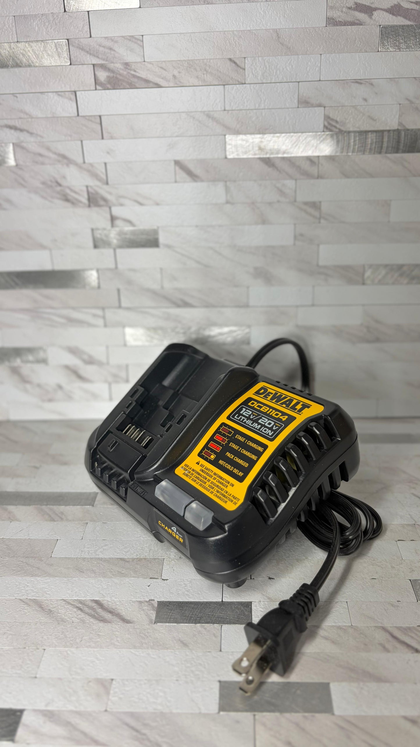 Dewalt 12V MAX*/20V MAX*/FLEVOLT® 4 AMP CHARGER