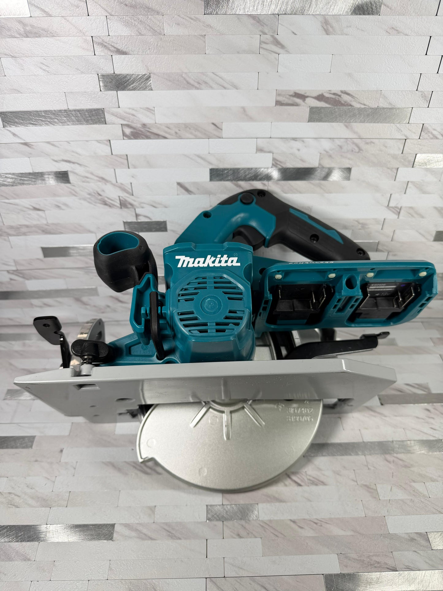 Makita 18V X2 LXT Lithium-Ion (36V) 7-1/4 in. Brushless Cordless Circular Saw (Tool-Only)