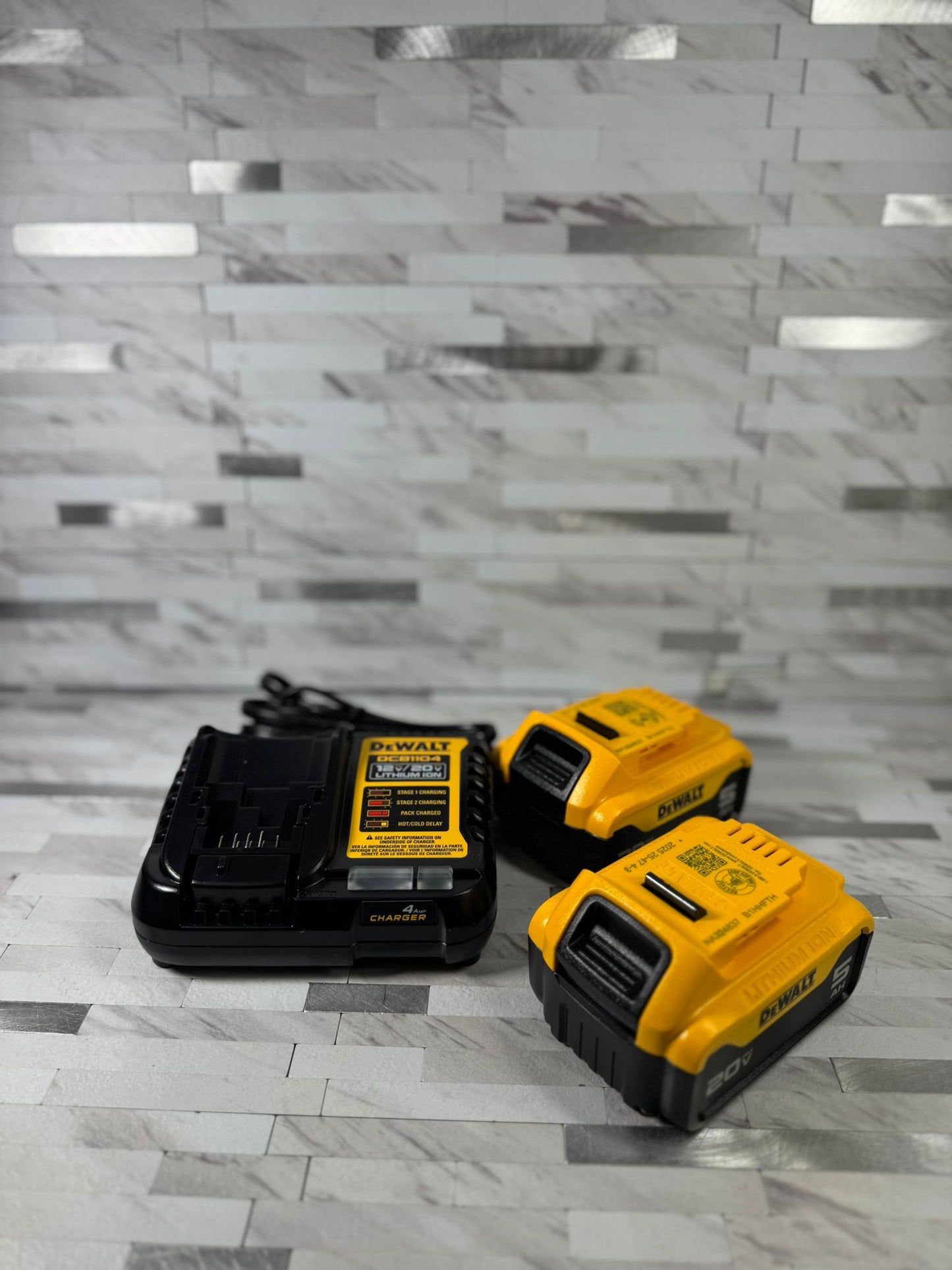 DEWALT 20 -Volt 2 -Pack Lithium-ion (5 AH Battery and Charger)